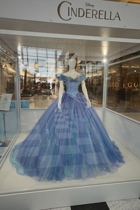 Cinderella's ballgown, from Disney's live action Cindrella (2015). Cinderella Cosplay, Cinderella Movie, Cinderella 2015, Cinderella Dresses, Disney Princess Dresses, Princesa Disney, Disney Dresses, Movie Costumes, Disney Inspired