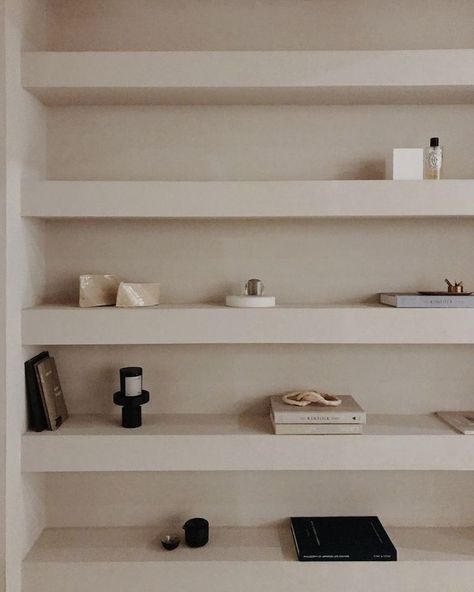 shelf-organization, books-on-shelf, beige-self Minimal Art Design, Co Working Space, Hal Decor, Flat Ideas, Retail Interior, Blog Themes, Coworking Space, Shelf Styling, Minimal Art