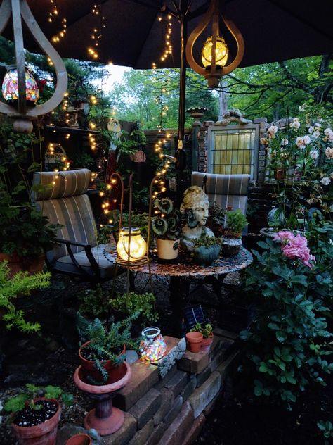 Front Patio Plants, Magical Patio Ideas, Witchy Patio Ideas, Whimsigothic Garden, Eclectic Outdoor Patio, Boho Yard Ideas, Eclectic Garden Ideas, Outside Reading Nook, Cottage Core Patio