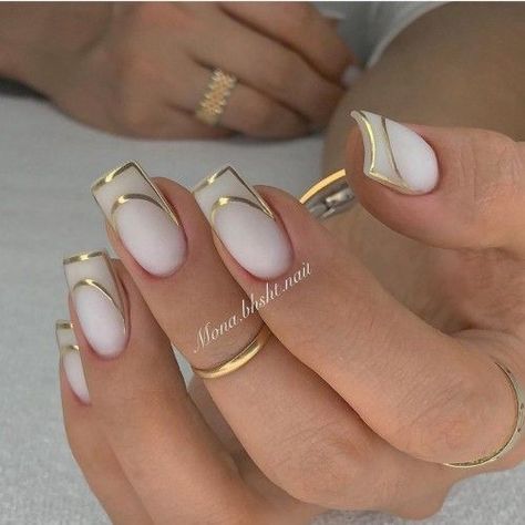 Nail Art Mariage, White Nails With Gold, Fashionable Nails, Bridal Nail, Golden Nails, Gold Nail Designs, Nail Art Easy, White Acrylic Nails, Home Nails