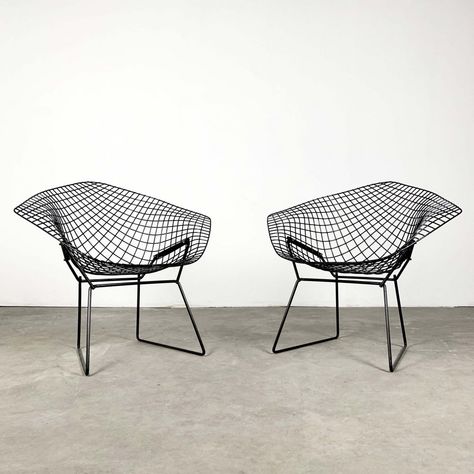 2 Black Diamond Chairs by Harry Bertoia for Knoll | #118247 Harry Bertoia Chair, Bertoia Diamond Chair, Bertoia Side Chair, Bertoia Chair, Wire Dining Chairs, Armchair With Ottoman, Furniture Design Inspiration, Wire Chair, Gold Chair