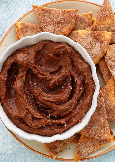 Learn how to make sweet chocolate hummus recipe using canned chickpeas, dates, no tahini, and only 4 ingredients. This vegan sweet chickpea chocolate spread makes an ideal healthy snack for kids or for the entire family and it is one of the healthy canned chickpeas recipe. Dark Chocolate Hummus, Chickpea Spread, Chickpea Chocolate, Sweet Dip, Healthy Snack For Kids, Chocolate Hummus, Chickpeas Recipe, Dessert Hummus, Snack For Kids