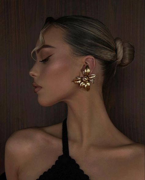 Wealthy Woman Aesthetic, Creative Instagram Names, Wealthy Woman, Woman Aesthetic, Glam Earrings, Wealthy Women, Earrings Aesthetic, Flower Earring, Classy Work Outfits