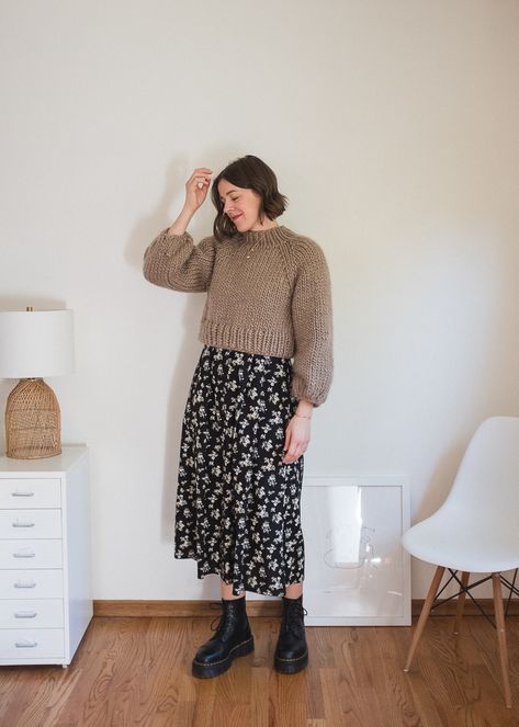 90s Sweater Aesthetic, Flowy Pants Winter Outfit, Teacher Dress Outfits Winter, Styling Dresses For Winter, Snowy Work Outfit, Casual Winter Skirt Outfits, Winter Dress Styling, Midsize Winter Outfits 2022, Winter Dresses Aesthetic