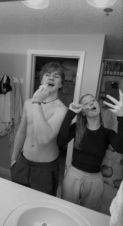 brush teeth boyfriend Couple Brushing Teeth, Brushing Teeth Aesthetic, Dentist Couple, Teeth Aesthetic, Fotos Goals, Couple Relationship, Future Life, Teeth Cleaning, Couple Aesthetic