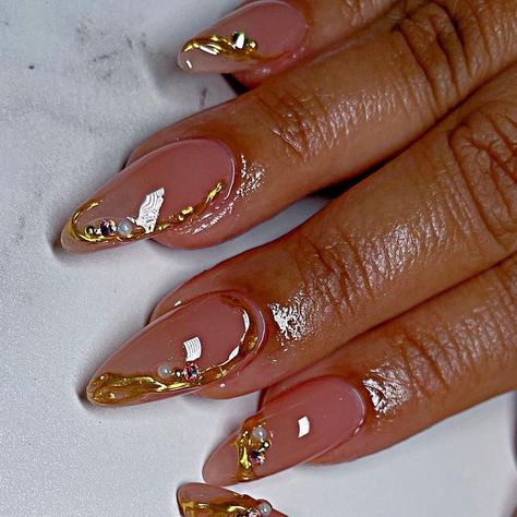 MR$ on Instagram: "𝘨𝘪𝘭𝘥𝘦𝘥 ✨ a five week fill in. 3D gold chrome accents with some Swarovski & pearl charms to tie it all together. have a ton of content to post from this weeks work trip. can’t wait to show you all 🫶🏽 #almondnails #traptalons #goldchrome #holidaynails #nudenails #3dnailart #nailpro #lanailtech #acrylicnails #swarovskinails" Wedding Gold Nails, Pearl And Gold Nails Design, 3d Pearl Nails, Gilded Nails, 3d Gold Nails, 3d Gold Nail Art, Brown Nails With Pearl Chrome, Gold Chrome Nails With Rhinestones, Gold Chrome Accent Nail