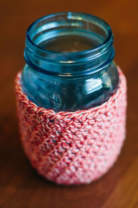 Mason Jar Cozy Free Pattern, Tutorial & Designer Notes Crochet Mason Jar, Mason Jar Cozy, Crochet Jar Covers, Mug Cover, Mug Cozies, Freebies Pattern, Jar Covers, Crochet Coffee Cozy, Yarn Box