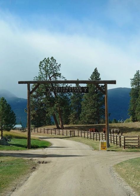 Montana Ranch House, Ranch Entrance, Southern Aesthetic, Yellowstone Series, San Myshuno, Montana Ranch, Texas Farm, Country Aesthetic, Texas Country