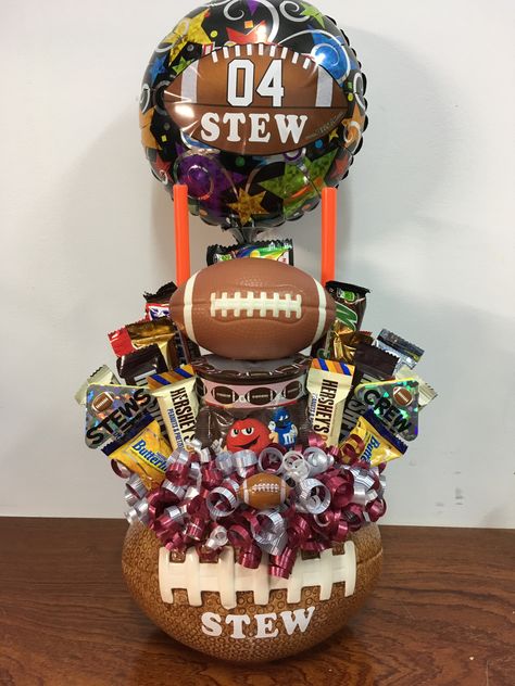 Football Wreath Diy, Snack Tower, Football Candy, Football Balloons, Trunk Party, Candy Arrangements, Football Ideas, Sneaker Ball, Candy Gift Baskets