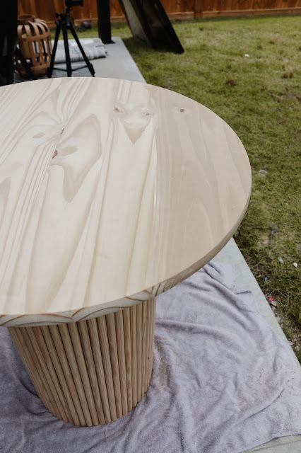 Diy Pedestal Table, Diy Round Dining Table, Fluted Side Table, Fluted Table, Diy Pedestal, Circle Dining Table, Wood Centerpiece, Diy Kitchen Table, Round Pedestal Dining Table