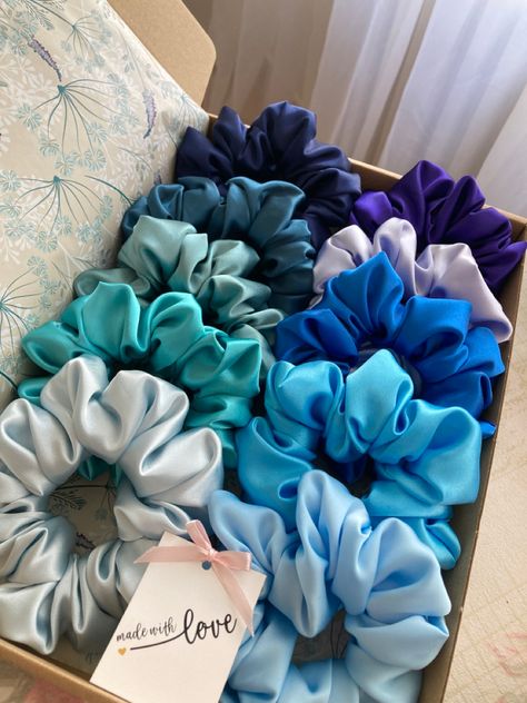 Scrunchie Packaging, Scrunchies Design, Scrunchie Business, Diy Hair Scrunchies, Ben And Holly, Scrunchie Styles, Wedding Gift Pack, Diy Hair Accessories Ribbon, Hair Tie Accessories