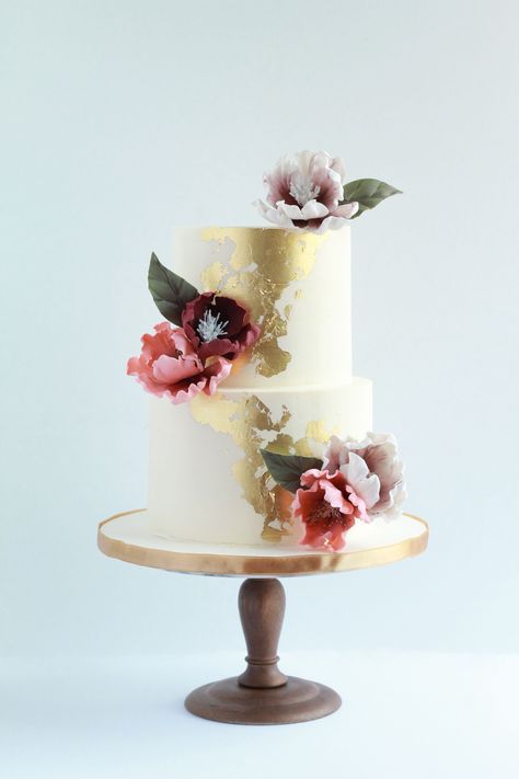 Gold Foil Wedding Cake, Wedding Cake Gold Leaf, Cake With Gold Leaf, Wedding Cake With Gold, Wedding Cake Centerpieces, Cakes Simple, Gold Leaf Cakes, Wedding Cake Options, Cake With Gold