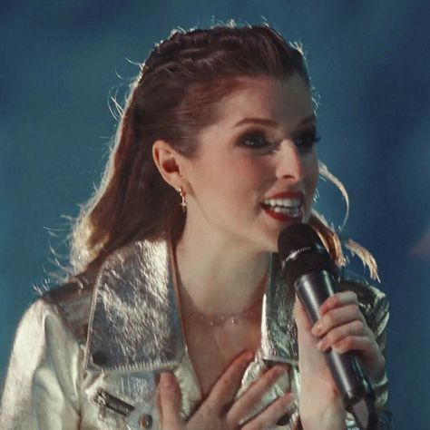 Beca Mitchell (Anna Kendrick), Pitch Perfect Anna Kendrick Pitch Perfect Hair, Pitch Perfect Anna Kendrick, Beca Mitchell Aesthetic, Beca Pitch Perfect, Pitch Perfect Wallpaper, Pitch Perfect Aesthetic, Pitch Perfect Beca, Becca Mitchell, Infp Characters