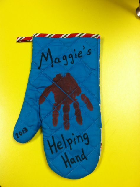 Helping hand oven mitt. Acrylic paint is best. Diy Christmas Gifts For Kids, Student Crafts, Grandparents Day Crafts, Grandparents Day Gifts, Kids Holiday Gifts, Daycare Crafts, Crafty Gifts, Presents For Kids, Fathers Day Crafts