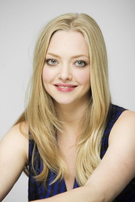 Amanda Seyfield Logan Lerman, Actrices Hollywood, Amanda Seyfried, Hollywood Glamour, Celebrities Female, Daily Dose, Her Hair, Women Girl, Blonde Hair