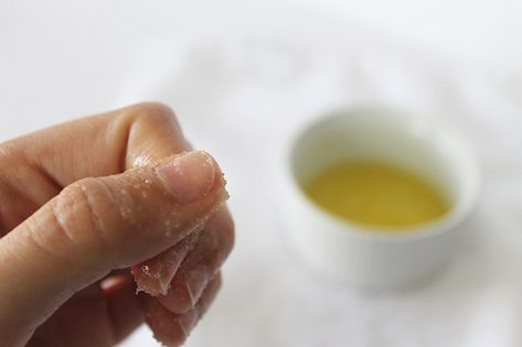 Use half sugar half olive oil to create a moisturizing cuticle scrub for your chic polish-free manicure Manicure No Polish, Natural Nail Manicure, Safe Nail Polish, Natural Nails Manicure, Natural Manicure, Natural Nail Care, Gel Nails At Home, Polish Manicure, Cuticle Care