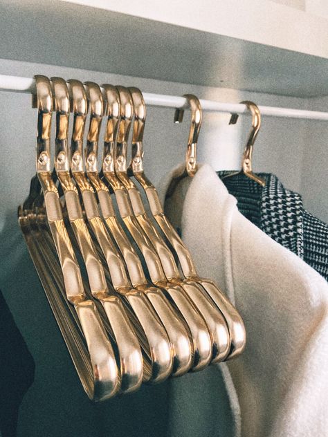 Clothes hanger Black And Gold Closet, Aesthetic Hangers, Hangers Aesthetic, Fancy Hangers, Golden Clothes, Modern Clothes Hangers, Closet Hanger, Hanger Closet, Hanger Set