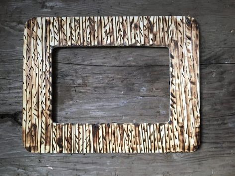 Wood Burned Picture Frame DIY - Crafty Little Gnome Burning Picture, Border Design Ideas, Picture Frame Diy, Picture Frames Wall, Frames Wall Art, Cute Picture Frames, Wood Burning Patterns Stencil, Rustic Wood Crafts, Wood Burning Stencils