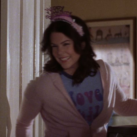 Lorelai Gilmore Snow, Gilmore Girls Lorelai, Lorelei Gilmore, Team Logan, Lauren Graham, Lorelai Gilmore, Comfort Characters, Rory Gilmore, Iconic Characters