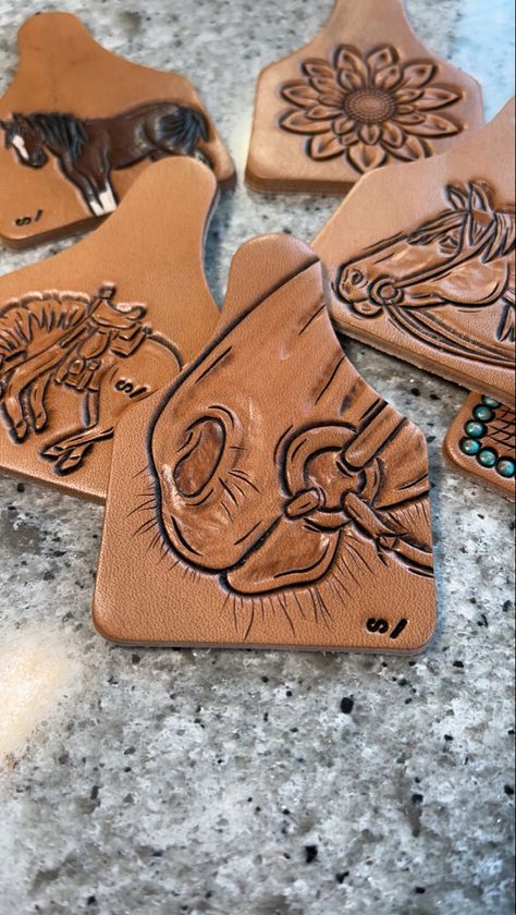 Leather Tooling Flower Patterns, Wood Burning On Leather Art, Deer Leather Tooling Pattern, Beginner Leatherworking Projects, Western Leather Projects, Leather Work Designs, Cactus Leather Tooling, Leather Tooled Keychains, Tooled Leather Jewelry