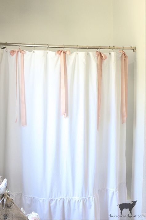 College Bathroom, Cottage Style Bathrooms, Bathroom Redecorating, Girly Bathroom, Dorm Bathroom, Cute Shower Curtains, Pink Bathroom Decor, College House, Cute Apartment