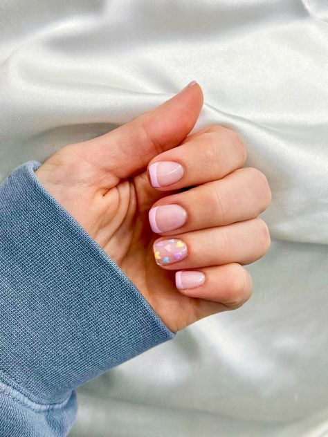 Pink French Tip Nails For Valentines, Gel Nails With Pink Tips, Heart Nails Pastel, Pink French Valentine Nails, Pastel Hearts Nails, Valentines Day French Manicure, Valentine's Gel Nails, Valentines Day Nails Multicolor, Light Pink Nails Heart