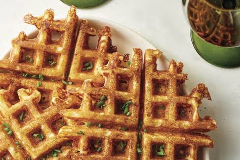 Corn & Cheddar Waffles Cheddar Grits Recipe, Cheddar Grits, Bacon Waffles, Waffle Iron Recipes, Waffle Maker Recipes, How To Make Waffles, Foods With Iron, Grits Recipe, Cheese Grits