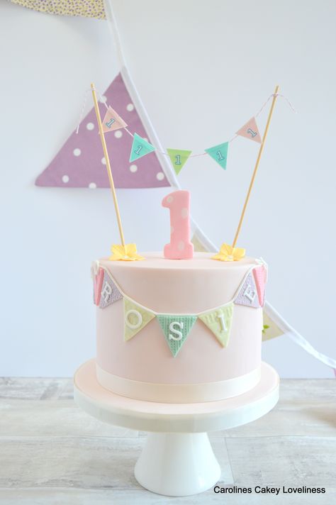 Pretty First Birthday Cake, 1st Birthday Cake Decoration, Pastel Cake 1st Birthday, Mini Cake For First Birthday, 1st Birthday Bunting, One Year Birthday Cake Ideas, One Year Bday Cake, Cake For Daughter Birthday, Two Cute Birthday Cake