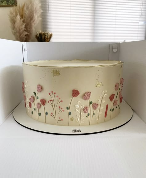 Plain White Cake With Flowers, Very Simple Birthday Cake, Dainty Flower Cake, Birthday Cake Flowers Elegant, Women’s Birthday Cake, Birthday Sweets Ideas, White Cake Aesthetic, Flower Cake Aesthetic, Neutral Birthday Cake