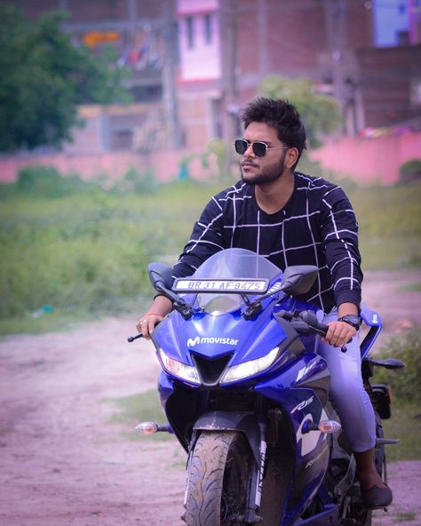 Photography for men Photography For Men, Bike Pose, Green Background Video, Photo Pose, Poses For Men, Green Background, Green Backgrounds, Photo Poses, Mens Sunglasses