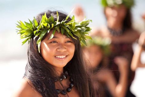 Maori Names, Hawaiian Wear, Hawaiian Hairstyles, Hawaiian Woman, Draw Reference, Polynesian Cultural Center, Polynesian Islands, Fashion Jobs, Maui Travel