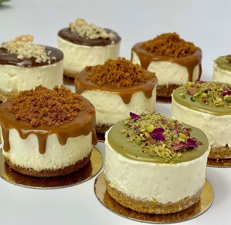 Gold Cheesecake, Canape Food, Cheesecake Lotus, Turkish Pastry, Lotus Cheesecake, Pistachio Cheesecake, Nutella Cheesecake, Cake Boards, Cheesecake Cake