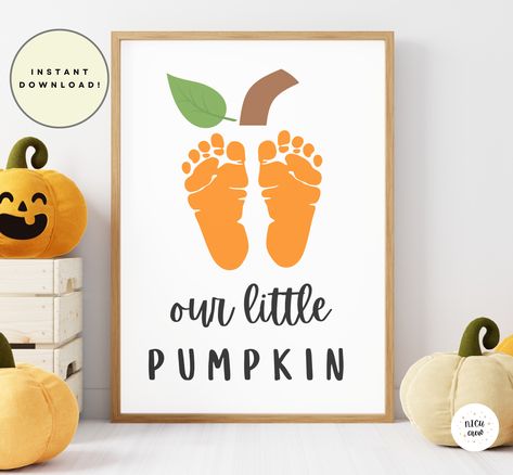 The cutest Halloween footprint craft for the newest addition to your family! Those little feet won't stay little forever, so it's fun to capture them before they grow bigger! Footprint Craft, Pumpkin Craft, Halloween Kunst, Baby Handprint, Daycare Activities, Fall Wall Decor, Handprint Craft, Footprint Art, Handprint Crafts