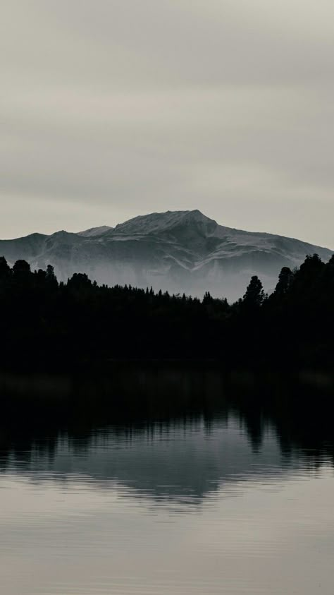 Wallpaper Mountain, Dark Mountains, Dark Forest Aesthetic, Mountain Aesthetic, Mountains Aesthetic, Landscape Mountain, Image Nature, Mountain Wallpaper, Lake Landscape