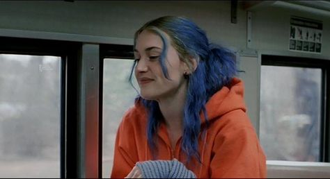 Clementine Kruczynski (Eternal Sunshine Of The Spotless Mind) Clementine Eternal Sunshine, Eternal Sunshine Of The Spotless Mind, Manic Pixie Dream Girl, Recent Movies, Eternal Sunshine, Character Reference, Kate Winslet, Rainbow Hair, Bad Hair Day