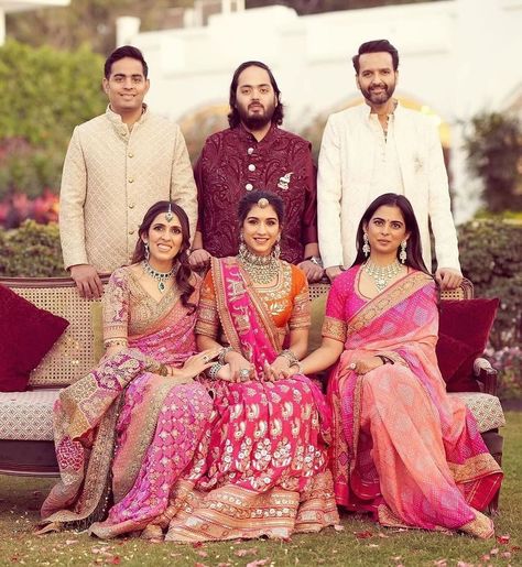 Here’s some Exclusive Pictures of Ambani Family from the Reliance dinner held last night at Jamnagar! 👀♥️ Styling @rheakapoor @shereenlovebug Hair @sangeetahairartist Makeup @loveleen_makeupandhair Makeup Assistant @misheetasanghvi Photographer @tarunvishwaofficial Follow 👉 @TheFabApp for more updates.. ✔️ . . . . . #ambani #ambaniwedding #mukeshambani #ishaambani #nitaambani #anantambani #radhikamerchant #akashambani #shlokamehta #ranbirkapoor #aliabhatt #ranbirkapoor #aliabhatt #anilkapoo... Ambani Family Photo, Ambani Family, Ambani Wedding, Anant Ambani, Nita Ambani, Ranbir Kapoor, Chaniya Choli, Family Pictures, Beautiful Bride