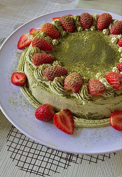 Matcha Strawberry Cake, Strawberry Matcha Cake, Matcha Cake Aesthetic, Burn Cheesecake Decorations, Matcha Birthday Cake, Cheesecake Decoration, Lemon Birthday Cakes, Birthday Cheesecake, Matcha Cheesecake