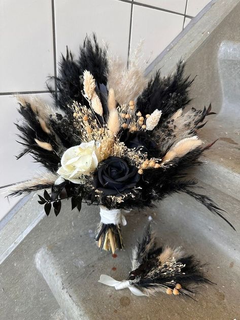 Black Boho Wedding, Wedding Bouquet Black, Dark Wedding Theme, Black Bouquet, Grass Bouquet, Pampas Grass Bouquet, Beautiful Bridal Bouquet, Boho Wedding Bouquet, Grass Wedding