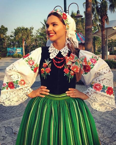 Hungarian Clothing, Polish Traditional Costume, Polish Embroidery, Polish Dress, Poland Culture, Polish Culture, Polish Clothing, Polish Traditions, Culture Day