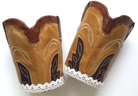 I refashioned a pair of cowboy boots awhile ago and held on to the chopped tops as I knew I'd find a use for them eventually!I finally had a DIY diva brainstorm and came up with a quick and quirky project for those chopped boot tops: Here’s how to create your own upcycled boot top baskets - these are fab for plants, storage and as funky gifts too! Grab a couple of chopped boot tops, some coordinating scrap fabric, a cardboard circle that fits into the boot top bottom and a glue gu… Diy Cowboy Boots Crafts, Repurpose Cowboy Boots, Cowboy Boot Crafts, Old Cowboy Boots, Funky Gifts, Old Boots, Scrap Fabric, Fabric Glue, Ribbon Trim