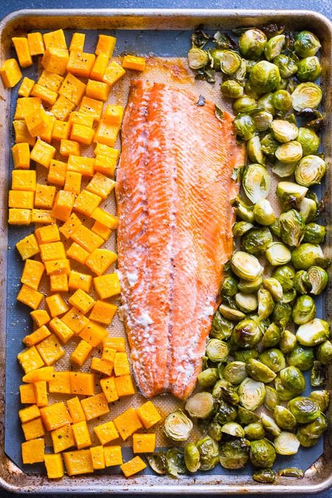 One Pan Salmon, Salmon And Veggies, Pan Salmon, Honey Garlic Salmon, Breakfast Low Carb, Garlic Salmon, Honey Garlic Sauce, Healthy Salmon Recipes, Healthy Salmon