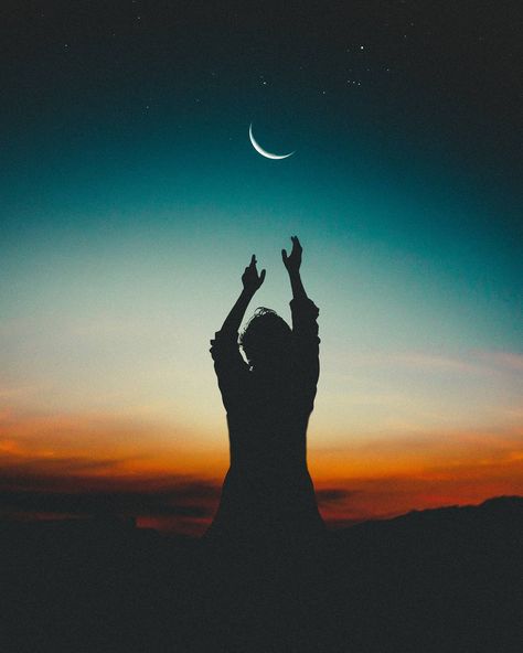 New Moon Rituals, Twilight Sky, Image Nature, Moon Photography, Moon Signs, Dark Matter, Woman Silhouette, New Moon, Image Hd