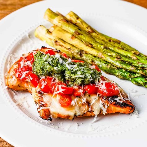 Grilled Chicken With Pesto, Grilled Chicken Caprese, Chicken Caprese Sandwich, Chicken With Pesto, Italian Caprese Salad, Pesto Dishes, Chicken Margherita, Grilled Chicken Legs, Quick Chicken Dinner