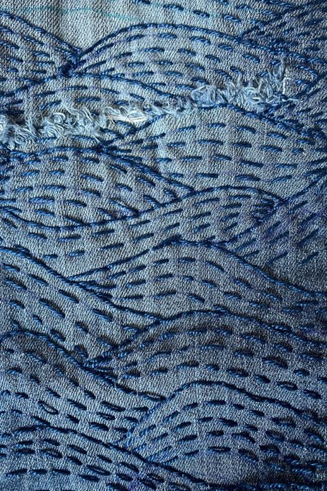 Sashiko Waves Patterns, Boro Sashiko Patterns, Jeans Repair Embroidery, Blue Embroidery Ideas, Sashiko On Jeans, Sashiko Embroidery Jeans, Shashiko Embroidery Jeans, Sashiko Sweatshirt, Sashiko Jeans Repair