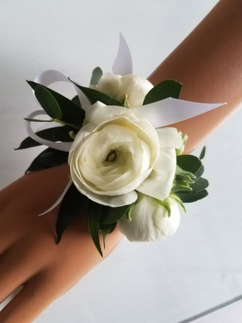 Corsage da polso Wrist Corsage Wedding Mothers, Thistle Corsage, Corsage Wedding Mother, Corsage For Prom, Prom Flowers Corsage, Corsage Ideas, White Corsage, Homecoming Flowers, Wrist Corsage Wedding