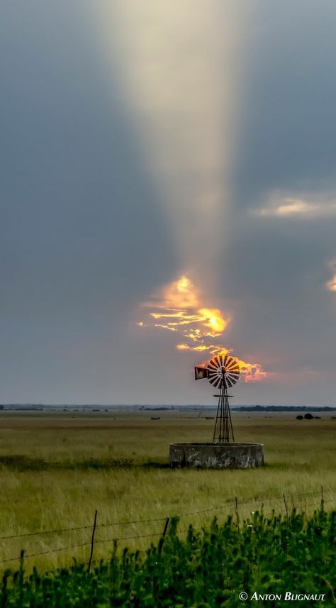 Farm Windmill, Windmill Water, Old Windmills, Country Scenes, Old Barns, Sun Rays, Pics Art, The Clouds, Beautiful Photography