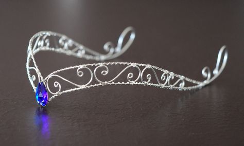 Handmade elven tiara, perfect for Celtic wedding, fairies cosplayers and themed events! Created with scratch-resistant and stainless silver-plated copper wire. Very simple tiara but impressive. Perfect to combine with any type of elf ears. It is also possible to combine a cord for closing the desired material and color. Each of my creations is UNIQUE, as every single object is conceived, designed, created and hand-crafted by me! The shipment is made by express courier for Italy, and by internati Simple Tiara, Elf Tiara, Elven Tiara, Handmade Tiaras, Hair Accessories Pins, Elven Jewelry, Silver Tiara, Bijoux Fil Aluminium, Elf Ears