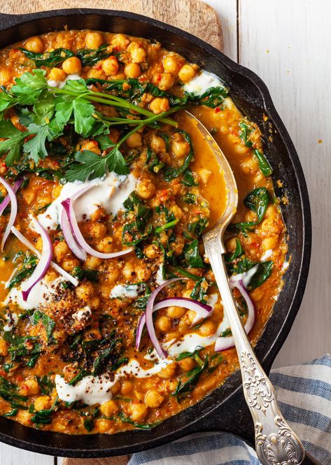 Spinach + Chickpea Curry - SO VEGAN Spinach Dinner Recipes, Chickpea And Spinach, Chickpea And Spinach Curry, Chickpea Curry Recipe, Vegan Chickpea, Spinach Curry, Vegan Curry, Chickpea Curry, Vegan Comfort Food