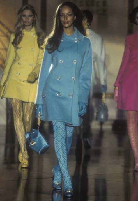 Versace Fall 1994, 19s Fashion, Brandi Quinones, Decades Of Fashion, Models 90s, Monochromatic Fashion, Models Backstage, 90s Runway Fashion, Versace Fashion