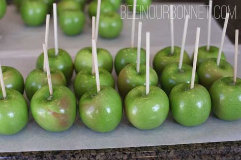 Caramel Apple Techniques: Gravity is Your Friend – Bee In Our Bonnet How To Package Caramel Apples, Apple Recipes For Kids, Toffee Apples Recipe, Apple Sticks, Chocolate Hacks, How To Make Toffee, Pumpkin Trifle, Caramel Recipe Easy, Gourmet Candy Apples